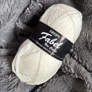1 skein of fingering weight wool yarn